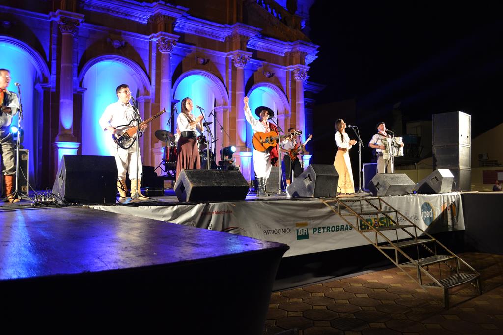 Celebração religiosa e Elton Saldanha atraem público no Feriado de Natal